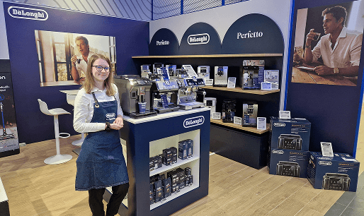 De'Longhi kávégép kiállítás, mosolygó hölgy.